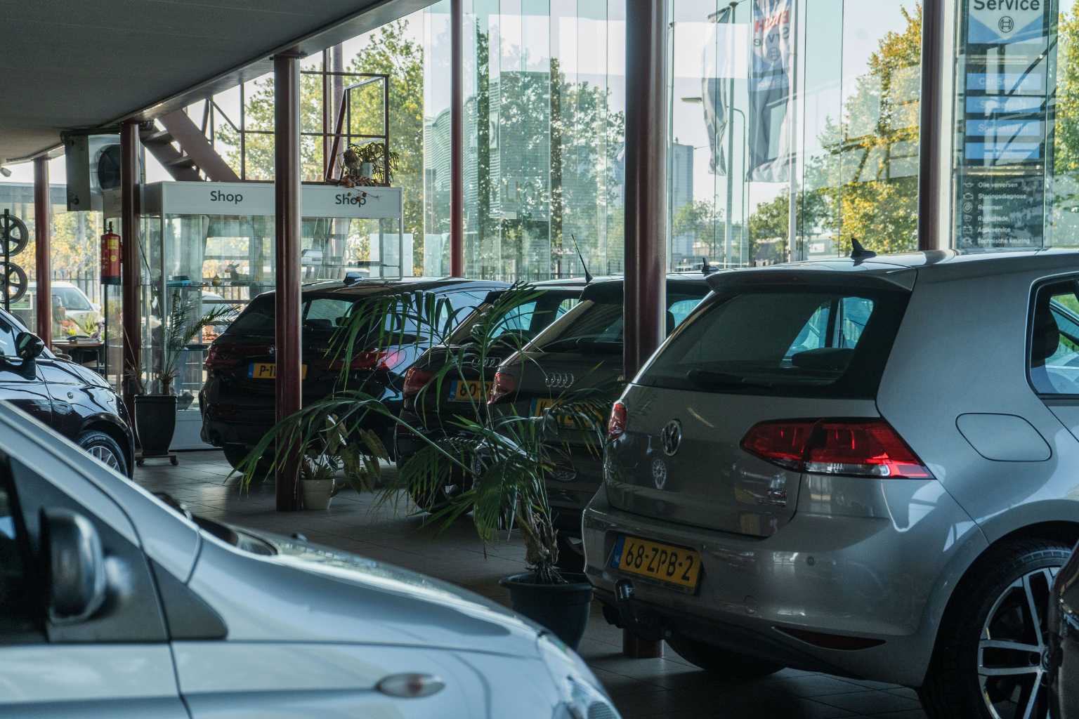Showroom en locatie van AutoCentrum Zevenbergen